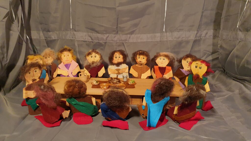 Jesus feiert mit seinen Jüngern und Jüngerinnen das letzte Abendmahl ...